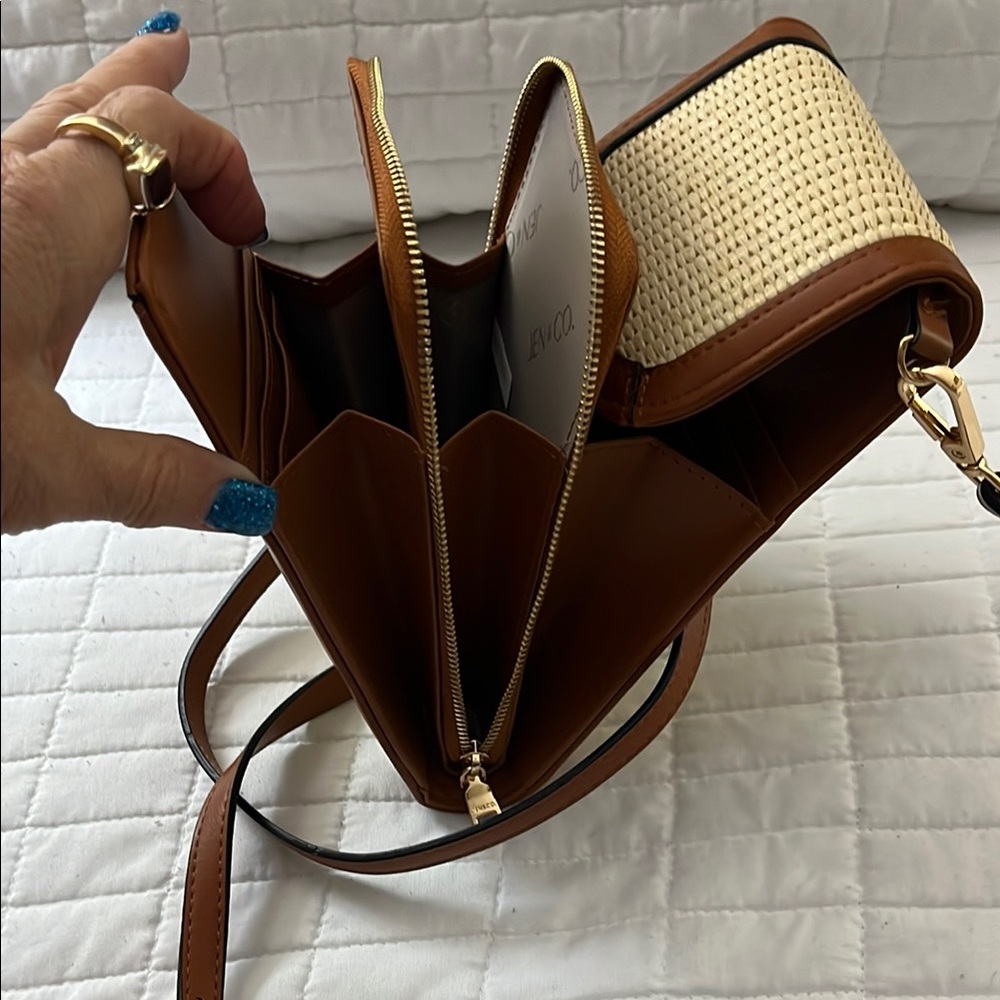 🦀Perfect Summer Bag—3 Compartment Woven Body w/Brown Vegan Leather Trim - Picture 7 of 9
